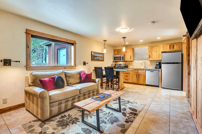 Others 5, Wall Street Suites, Deschutes