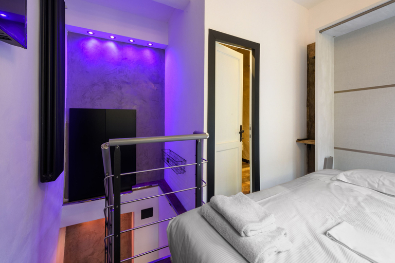 Bedroom, Loft 42 by Mmega, Florence