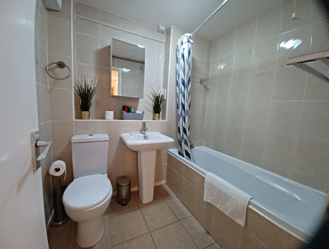 Bathroom, White Door Malt - Huku Kwetu, Central Bedfordshire
