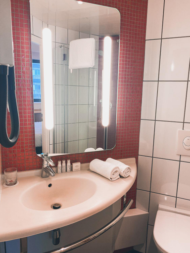 Bathroom 4, Ibis Krasnoyarsk Center, Krasnoyarsk