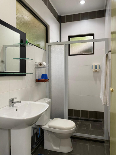 Bathroom, Mile 36 Lodge, Ranau