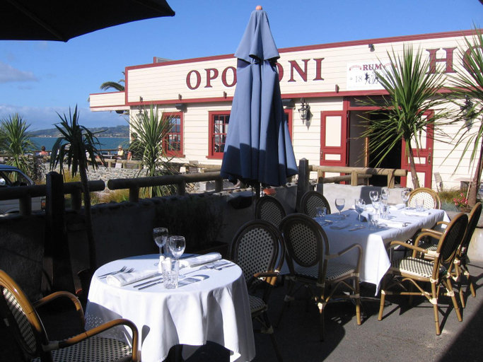 Food & Drinks, Opononi Hotel, Far North