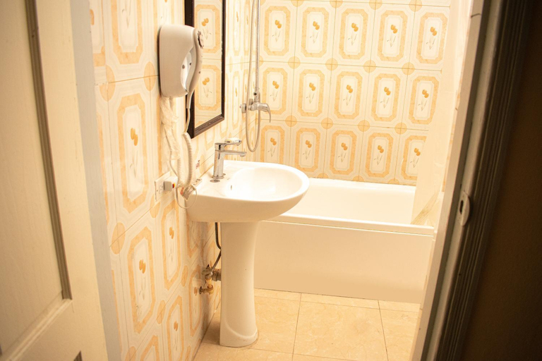 Bathroom 4, La Pepiniere Hotel, Port-au-Prince
