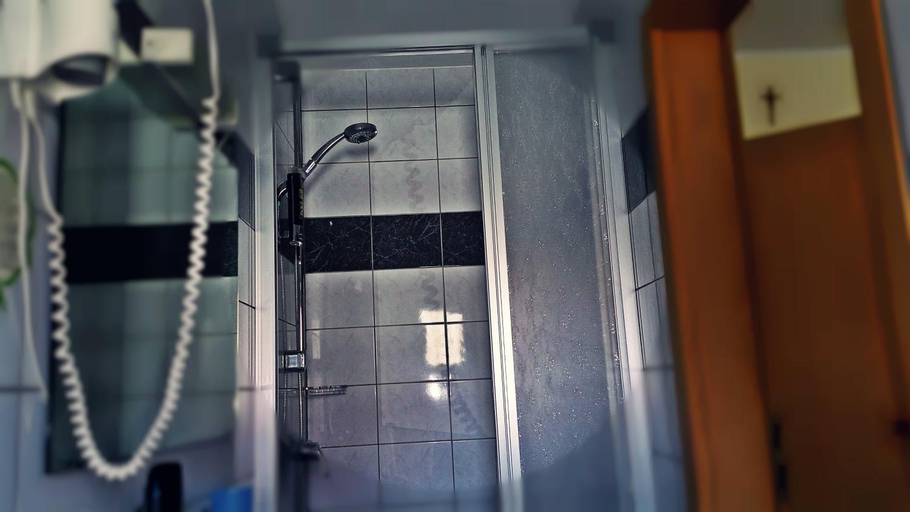 Bathroom 1, Hotel Al Cavallino, Rottal-Inn