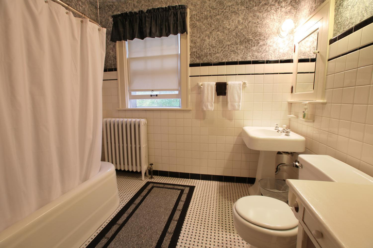 Bathroom 3, Robins Nest Bed & Breakfast, Park