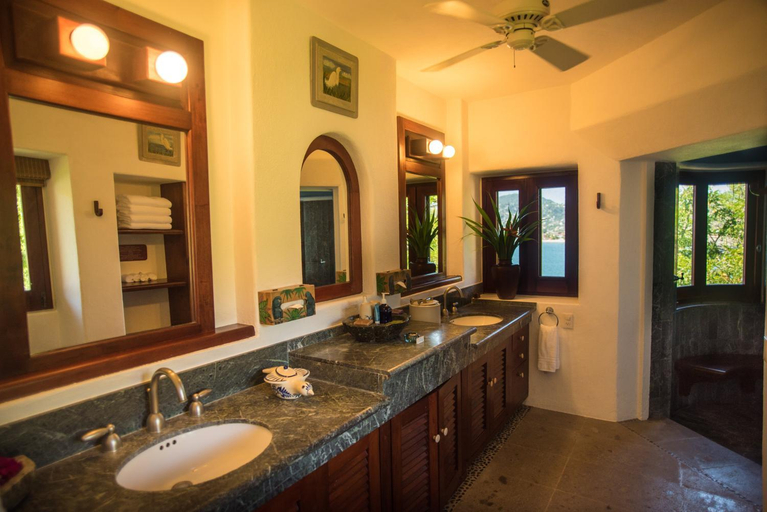 Bathroom, Villa El Murmullo by La Casa Que Canta, José Azueta
