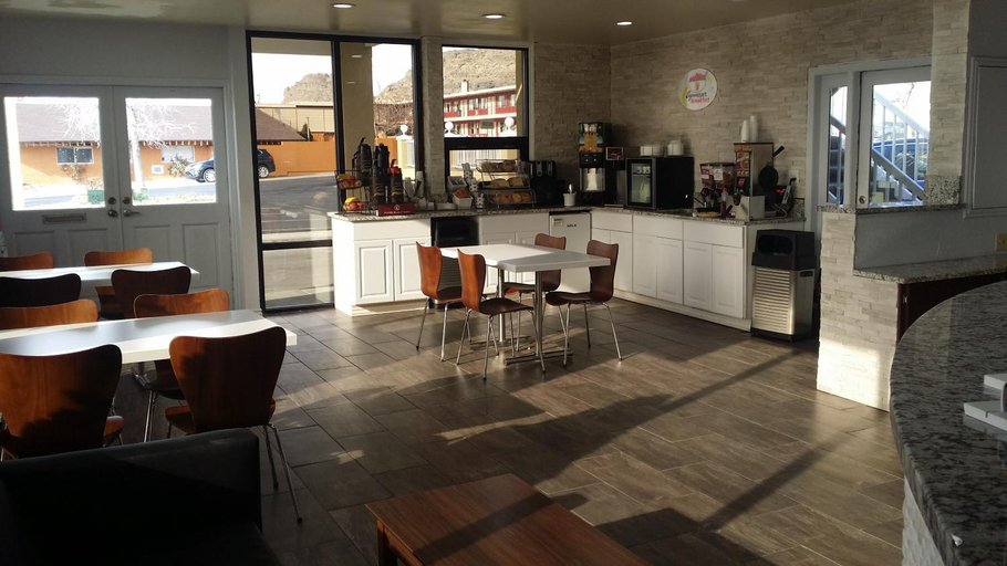 Food & Drinks 5, Super 8 By Wyndham Wendover, Tooele