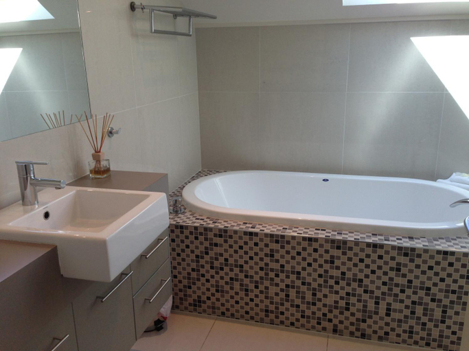 Bathroom 4, Saltwater Villas - Pet Friendly Accommodation, Maroochy - Mooloolaba