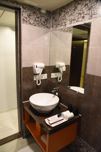 Bathroom 4, Regenta Inn Vadodara, Vadodara