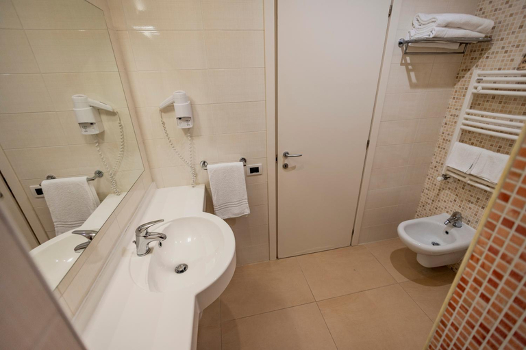 Bathroom 3, Prince Franklyn Hotel, Salerno