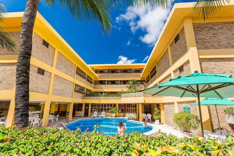 Exterior & Views 27