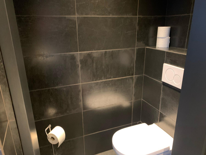 Bathroom 4, Albert Moliere, Bruxelles