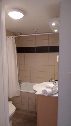 Bathroom 2, Adagio Access Saint Louis Bale Aparthotel, Haut-Rhin