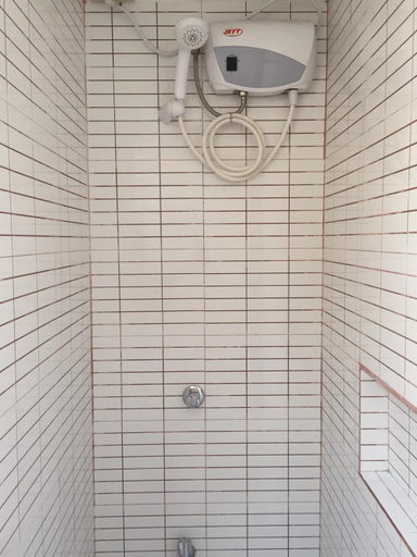 Bathroom 2, 1 River Central Hostel, Makati City
