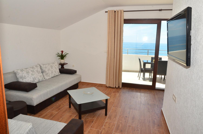 Others 3, Villa Marinero