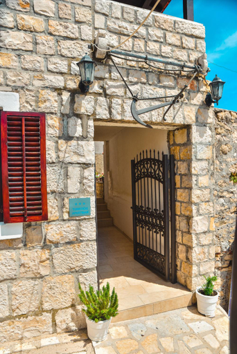 Others 4, Villa Marinero