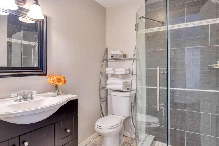 Bathroom, Blue Moon Suite, Saint Johns