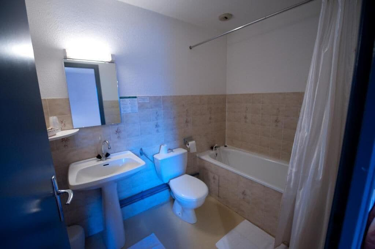 Bathroom 3, Aux Globe-Trotters, Cantal
