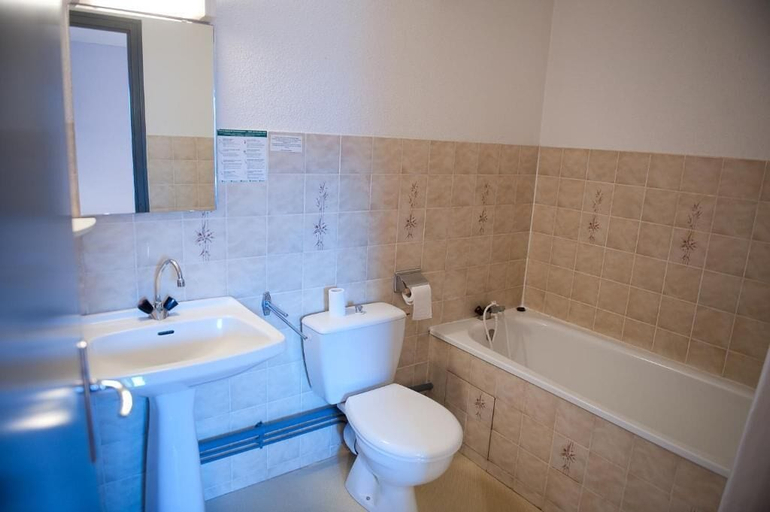 Bathroom 3, Aux Globe-Trotters, Cantal