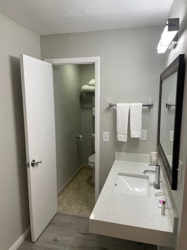Bathroom 3, Sunglow Motel, Wayne