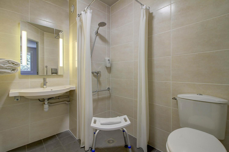 Bathroom 5, B&B HOTEL Beaune Nord, Côte-d'Or