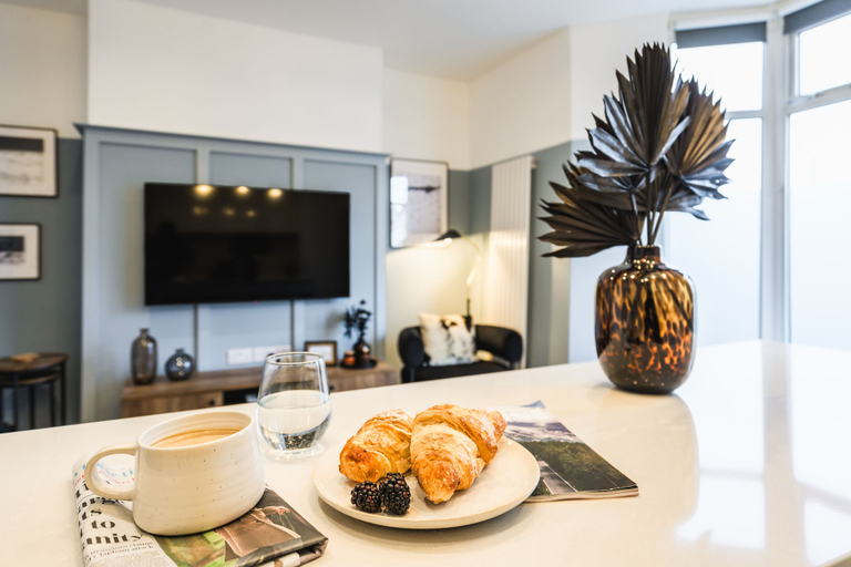 Food & Drinks 4, Crescent Apartments-Newport City Centre, Newport