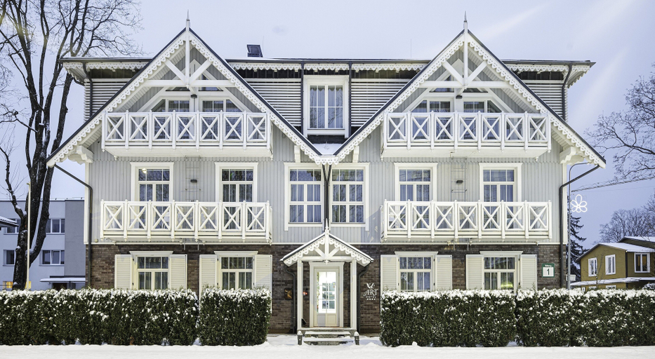 Exterior & Views
