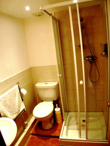 Bathroom 2, Lamphey Park Guest House, Pembrokeshire