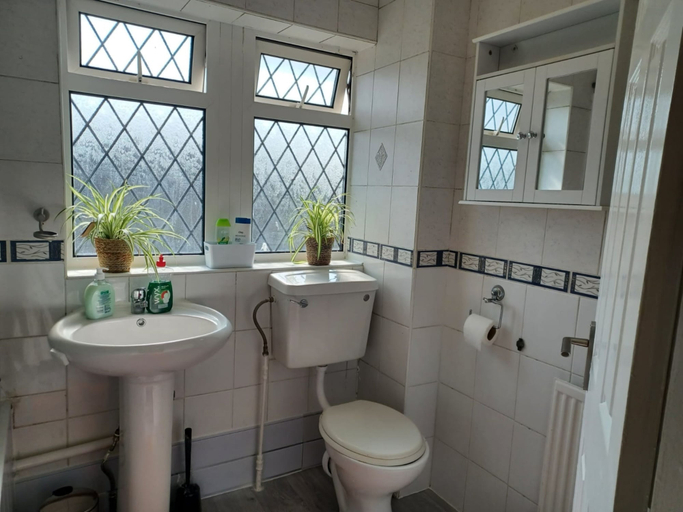 Bathroom 3, Melo House Grove - Huku Kwetu, Central Bedfordshire