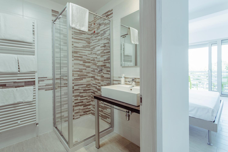 Bathroom 3, Hotel Stella del Benaco, Brescia