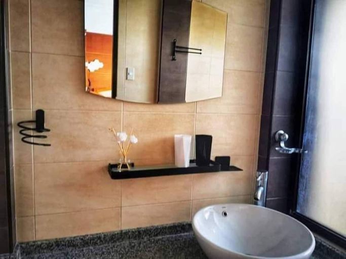 Bathroom 3, Seaheart Guesthouse, Dauis