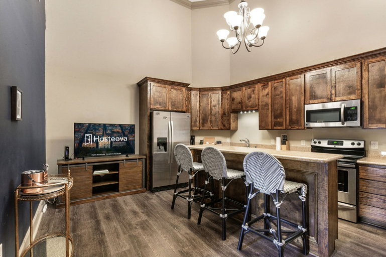 Others 5, Chuck's place, Orleans