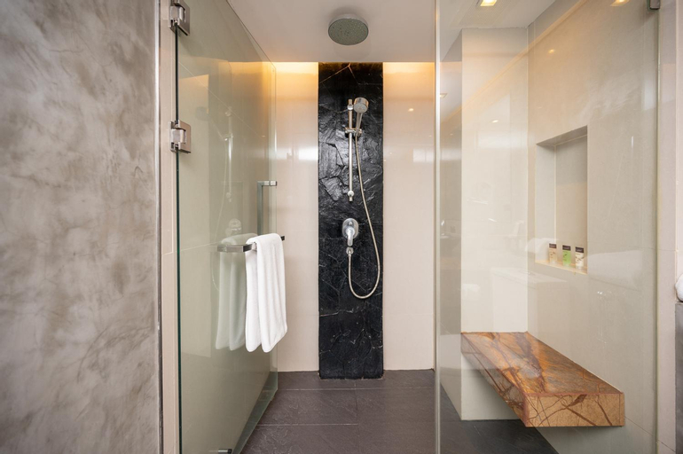 Bathroom 16