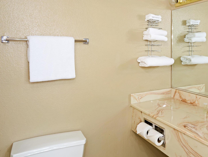 Bathroom 4, Topaz Lodge, Douglas