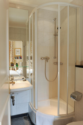 Bathroom 5, Hotel Splendid-Dollmann, München