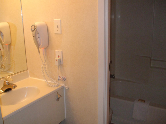 Bathroom 4, Days Inn by Wyndham Trois-Rivieres, Francheville