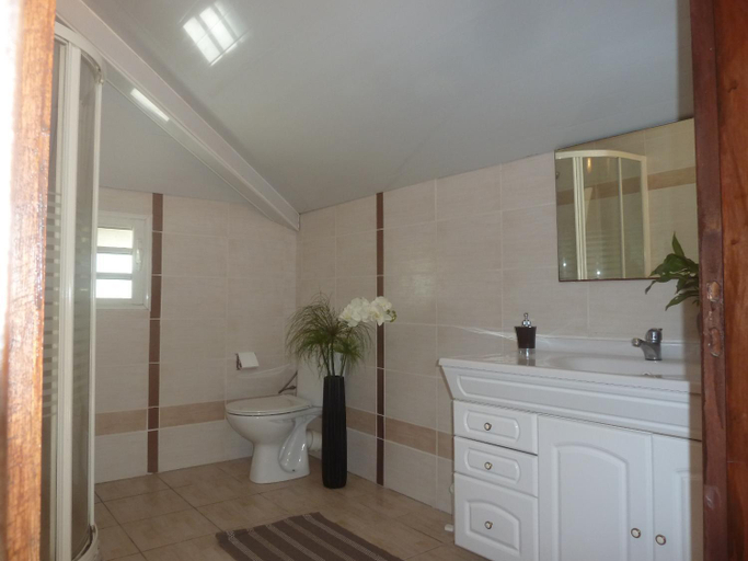 Bathroom 3, Chambres d'Hotes Doris, Cilaos