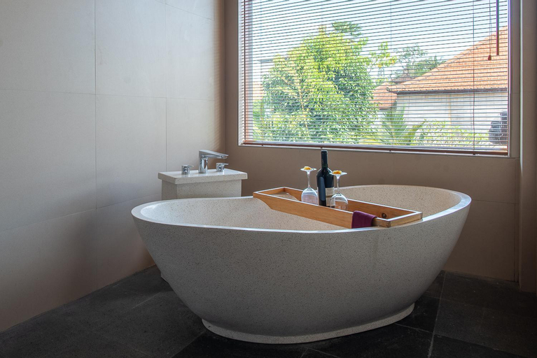 Bathroom 10