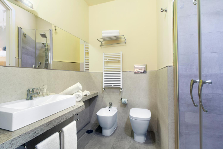 Bathroom 5, Ruins B&B, Napoli