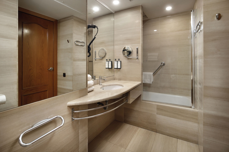 Bathroom 3, Aparthotel Hispanos 7 Suiza, Barcelona