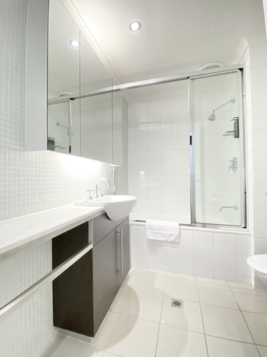 Bathroom 5, Park Inn By Radisson Melbourne Carlton, Melbourne