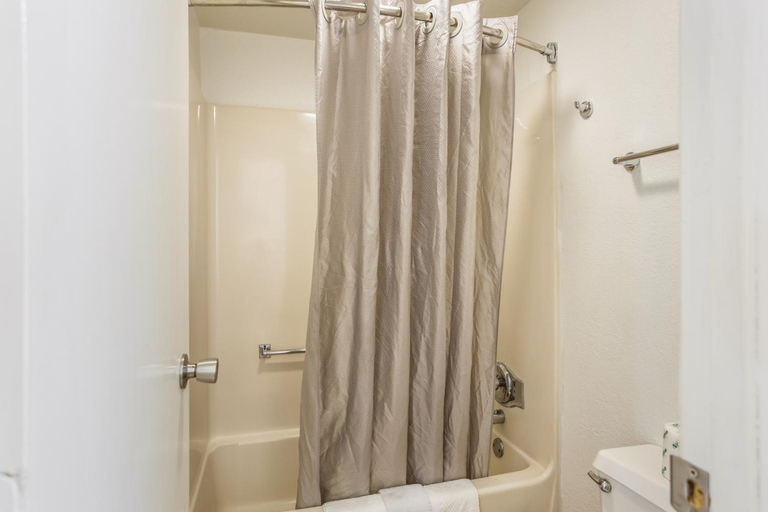 Bathroom 4, Econo Lodge Lawrence near University, Douglas