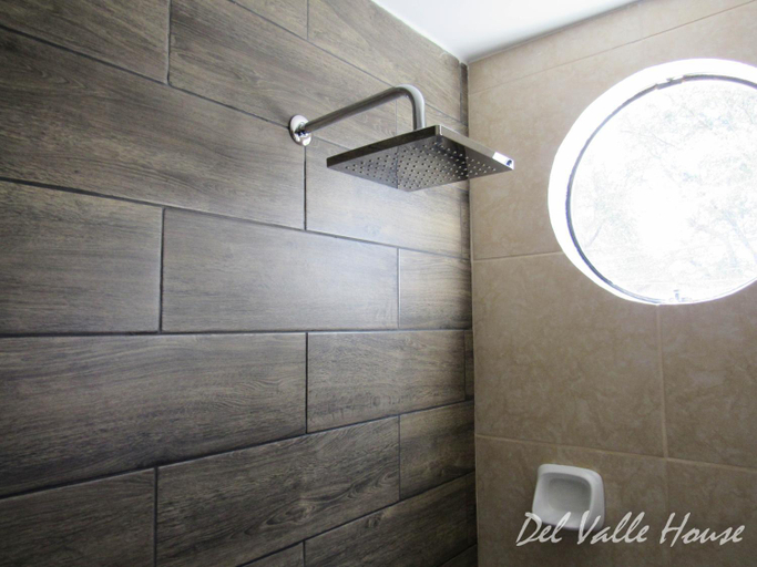 Bathroom 4, Del Valle House, Ica