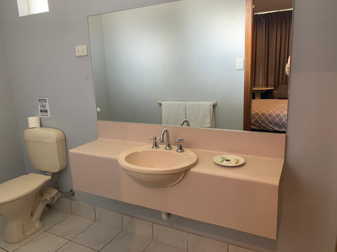 Bathroom, Casey on Princes Motel, Casey - Hallam