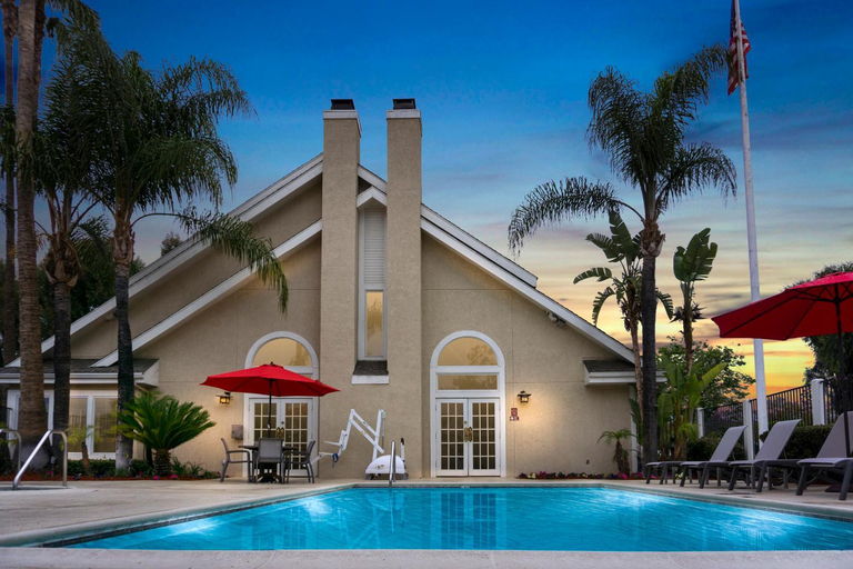 Sport & Beauty 5, Chase Suites Hotel Brea, Orange
