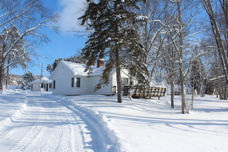 Exterior & Views 1, Tally-Ho Inn, Muskoka