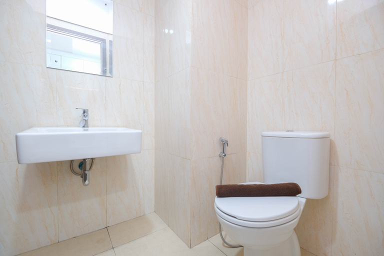Bathroom 5, Pleasurable Studio Tamansari Bintaro Mansion Apartment By Travelio, Tangerang Selatan