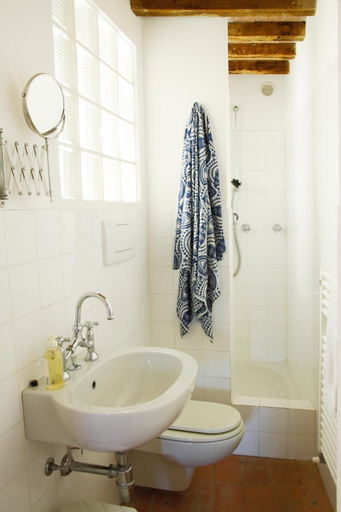 Bathroom 4, Case Di Gello, Pisa