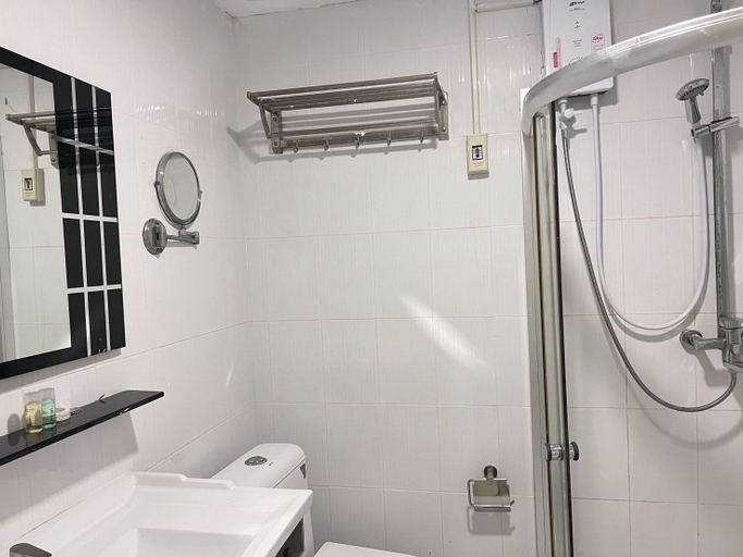 Bathroom 4, The Freelancer Hotel, Pattaya