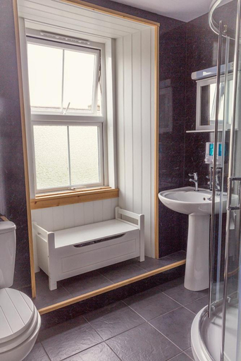Bathroom 4, Bannockburn Inn, Highland